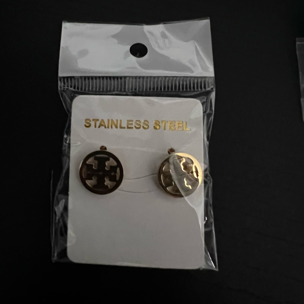 Women Earrings in Color Gold